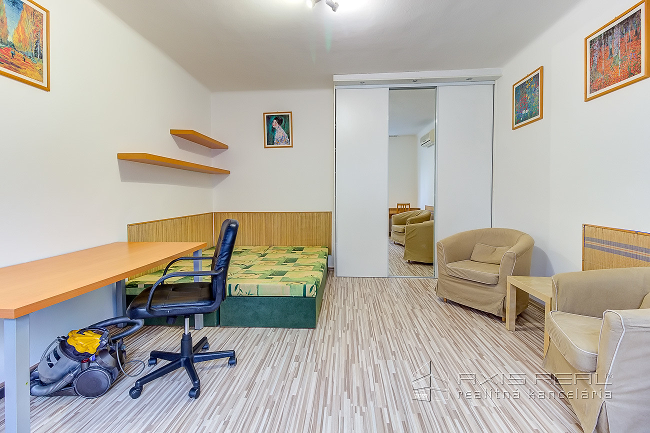 1-izbový byt s 2 pivnicami, BA II. Ružinov, Trenčianska