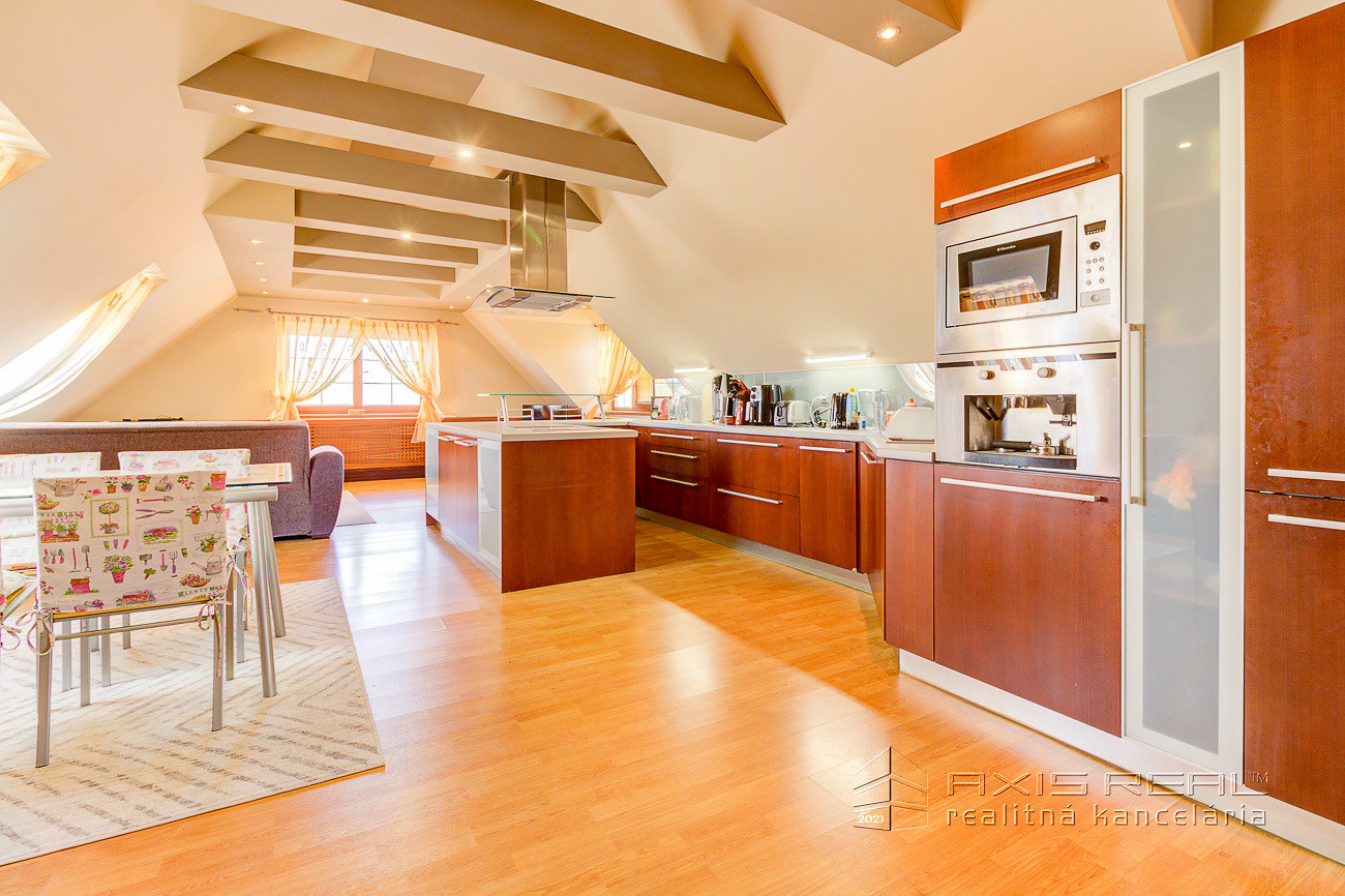 Veľkometrážny 4-izb. mezonet, PARKING, Lozorno, Hlavná 