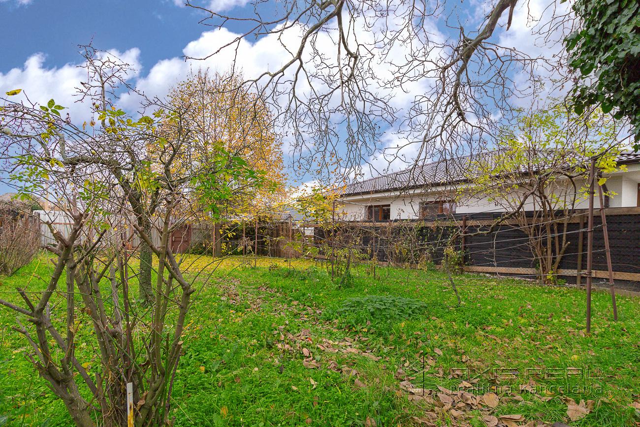 Stavebný pozemok 338 m2 v tichom centre, SLÁDKOVIČOVO