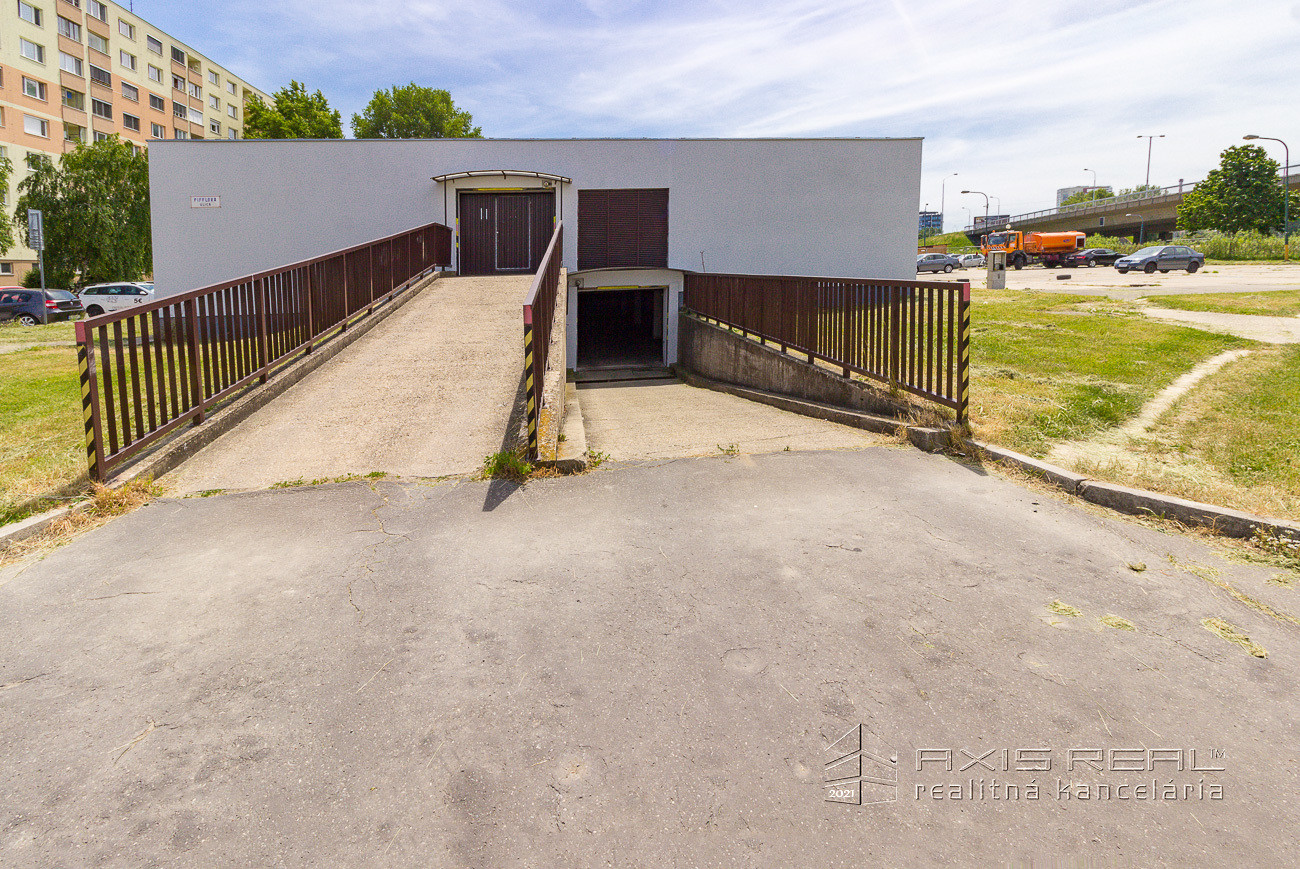 Garáž, BA V. Petržalka, Macharova ulica