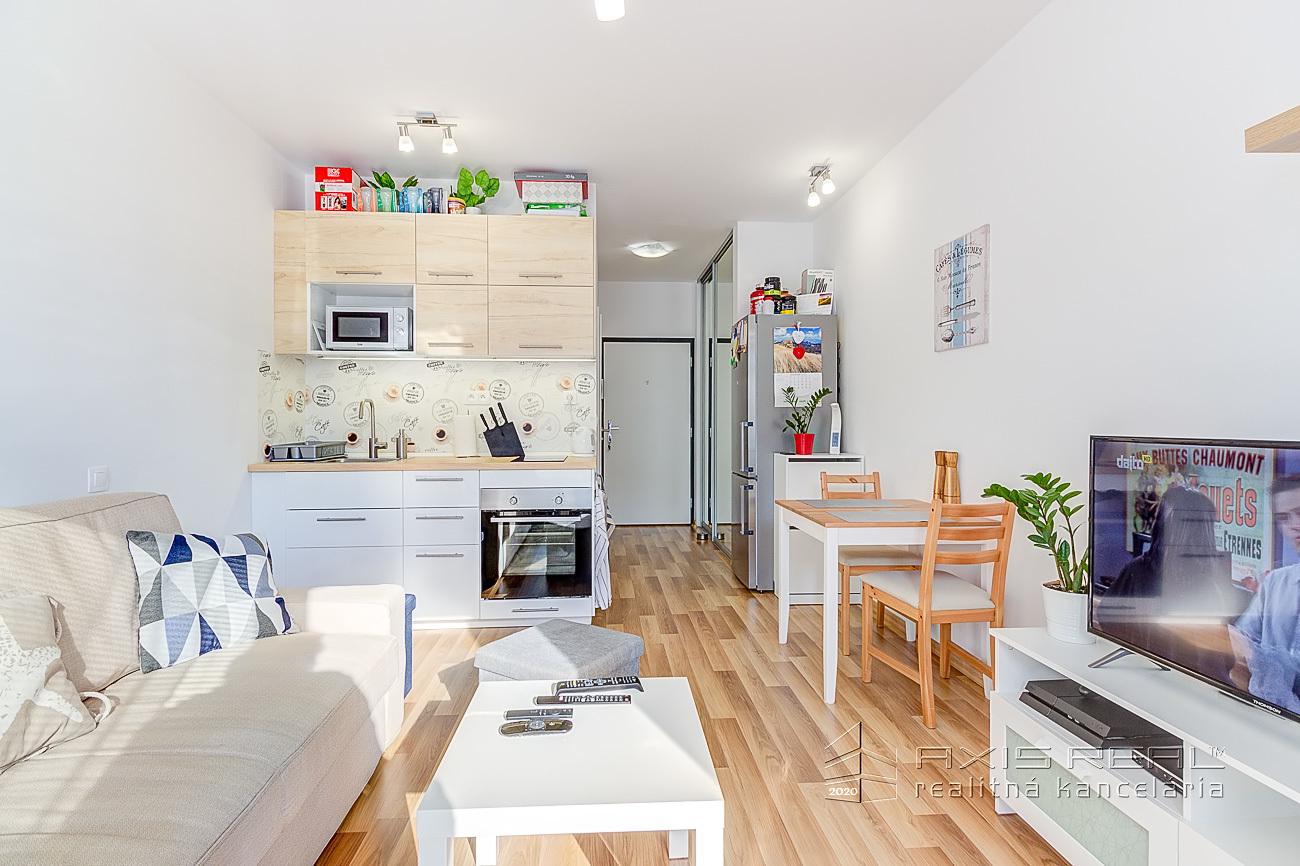 BEZ PROVÍZIE 1-izb. byt, LODŽIA, PARKOVANIE, Z. Chalupovej