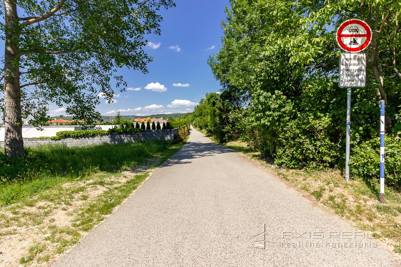 Slnečný stavebný pozemok pri lese, BA IV. ZB, Pútnická ul.