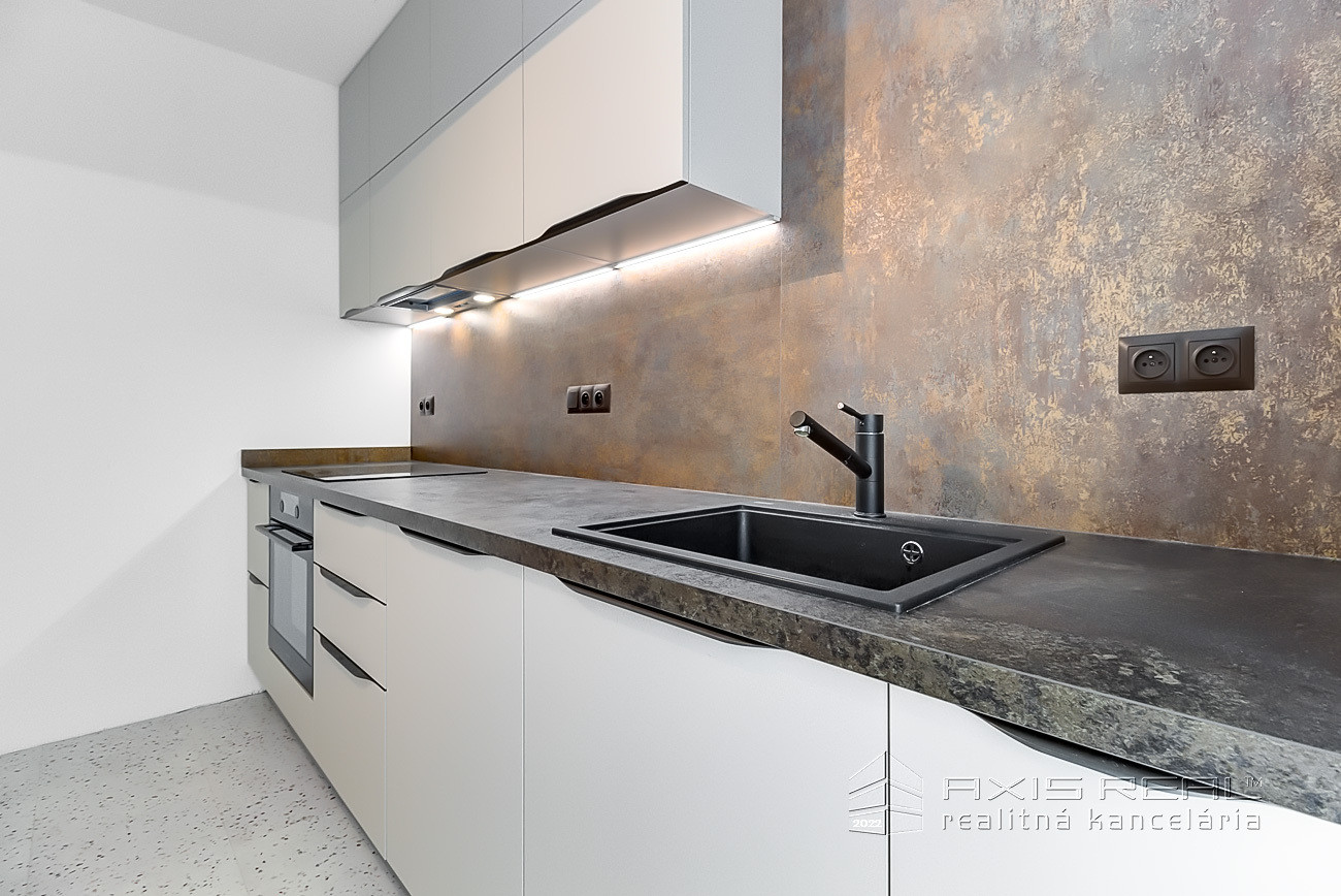 Priestranný 4-izbový byt, BA V. Petržalka, Starhradská ul.