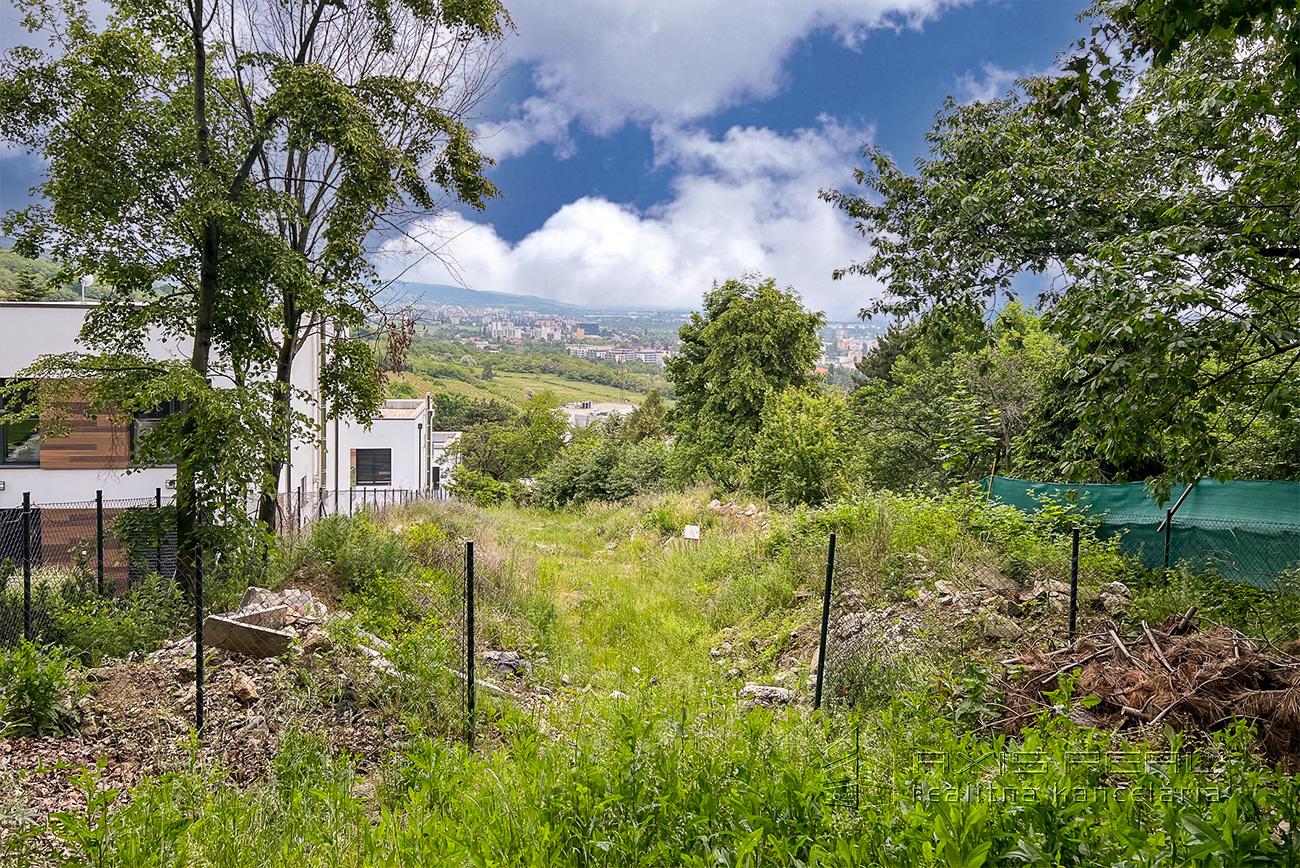  Stavebný pozemok (781 m2) na výstavbu rodinného domu