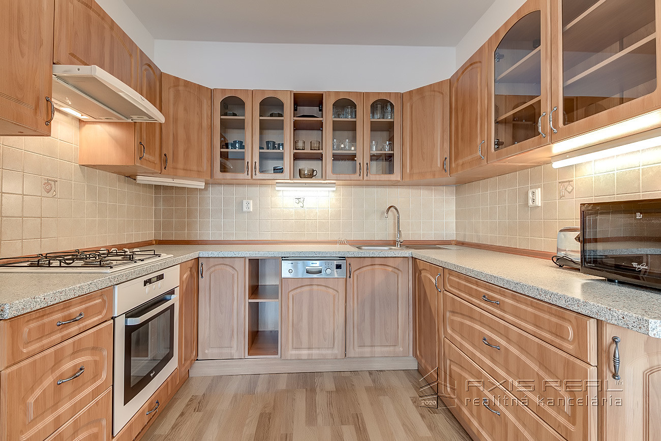 Priestranný 2-izbový byt, PARKING, BA V., Budatínska ul.