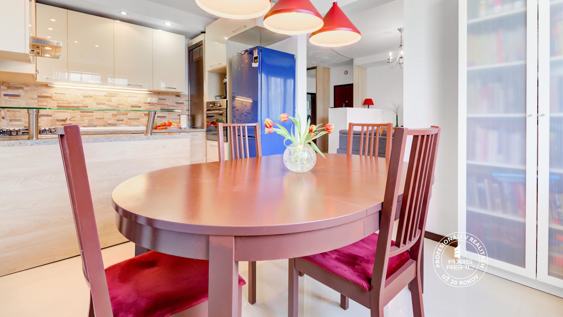   Výnimočný 4-izb. byt s 2 KÚPEĽŇAMI, lodžia, Petržalka