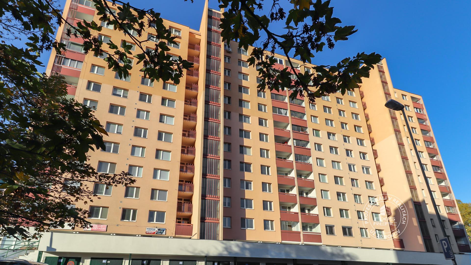  Slnečný 2-izb. byt s PIVNICOU v Karlovej Vesi, Adámiho ul.