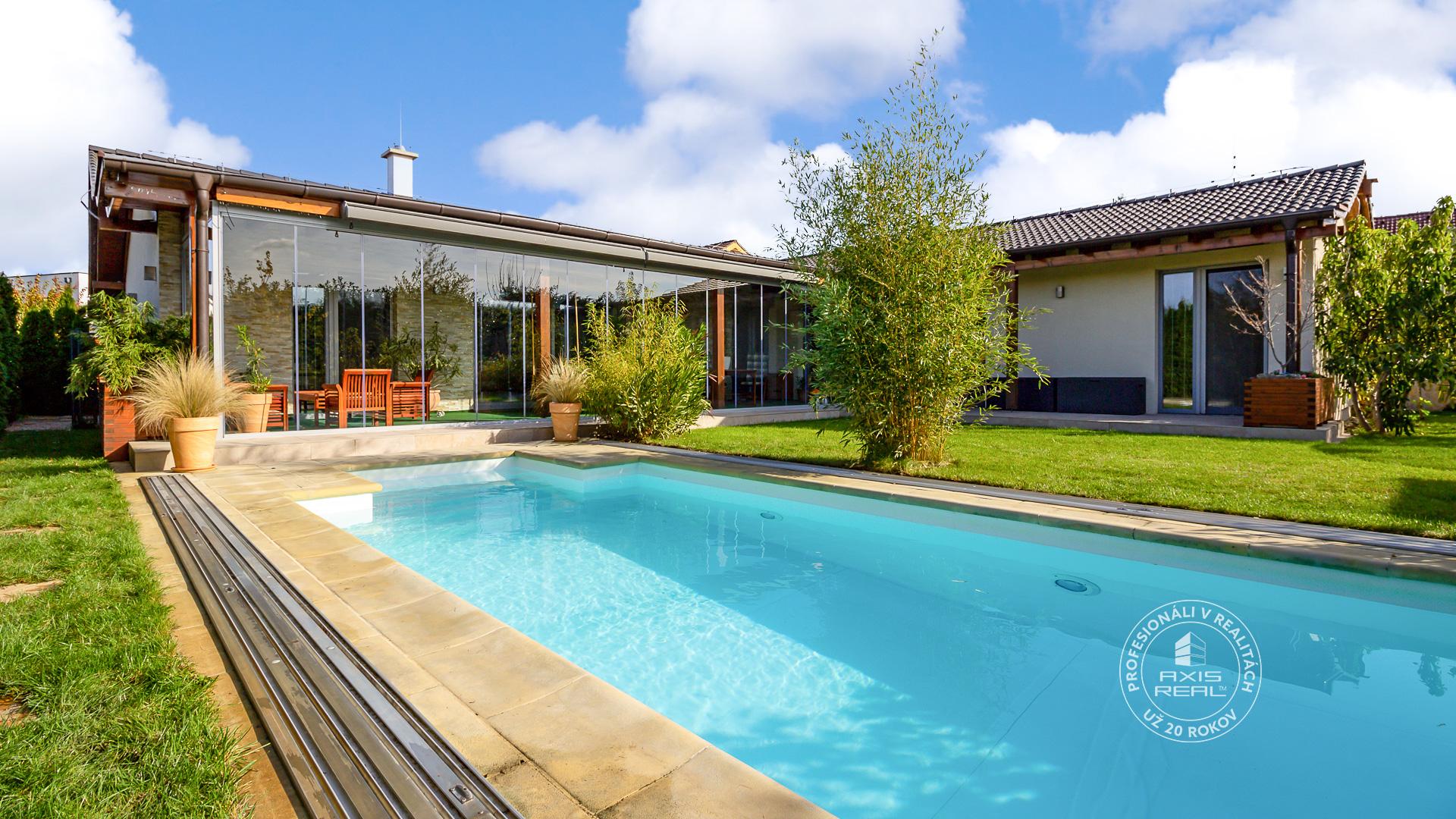  Nadštandardný rodinný dom (389 m2) s BAZÉNOM a WELLNESSOM