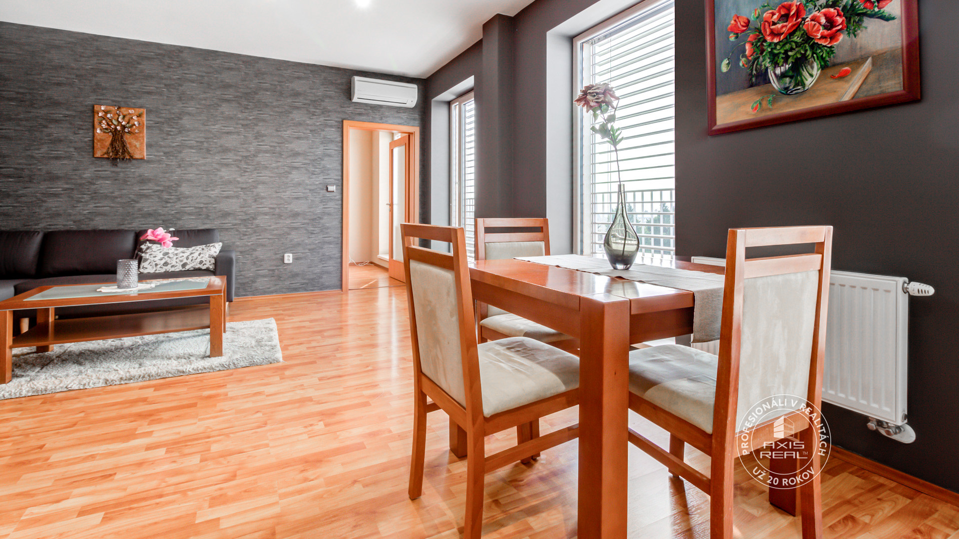    Priestranný 4-izbový byt s TERASOU a GARÁŽOVÝM MIESTOM