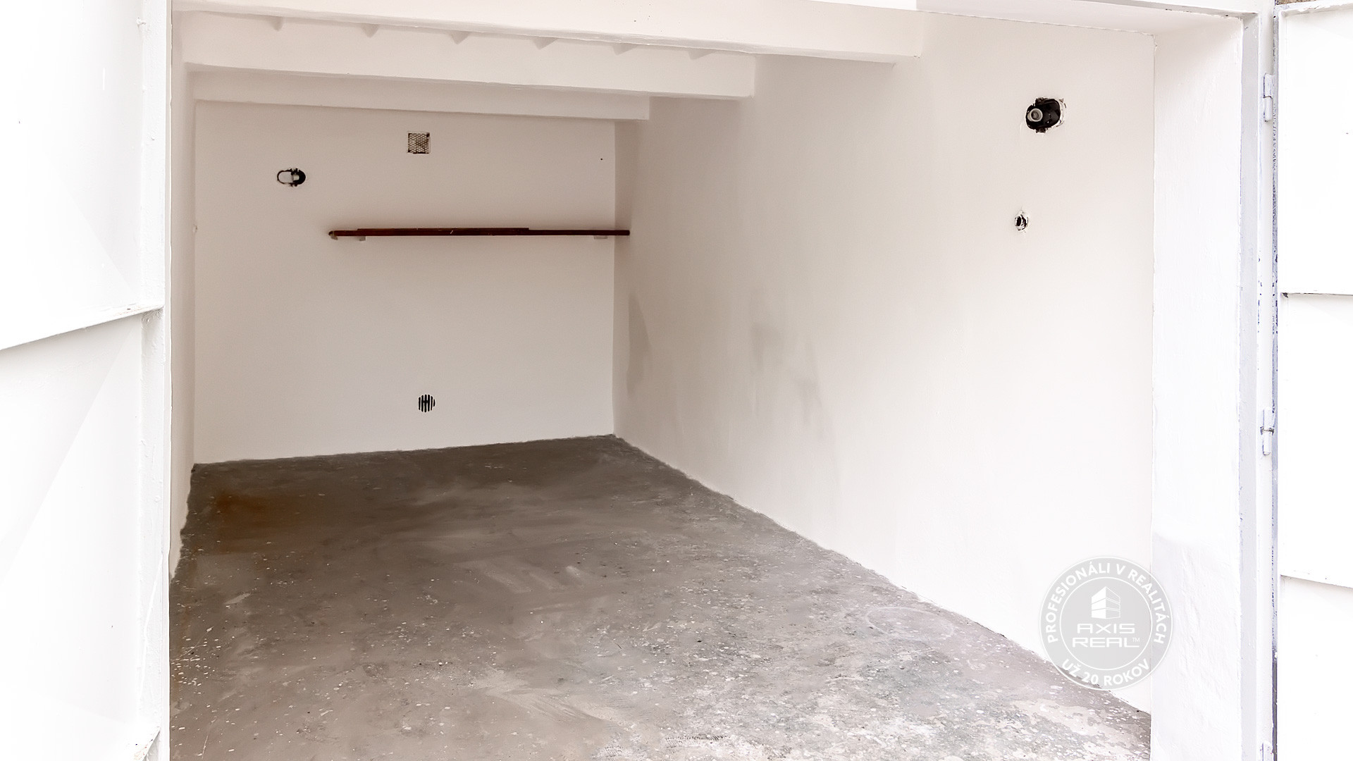  Vynikajúca lokalita Bajkalská, samostatná murovaná garáž