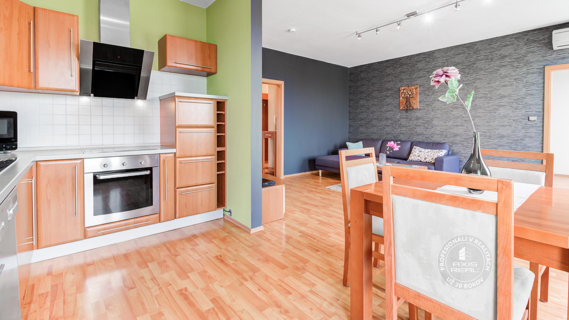    Priestranný 4-izbový byt s TERASOU a GARÁŽOVÝM MIESTOM