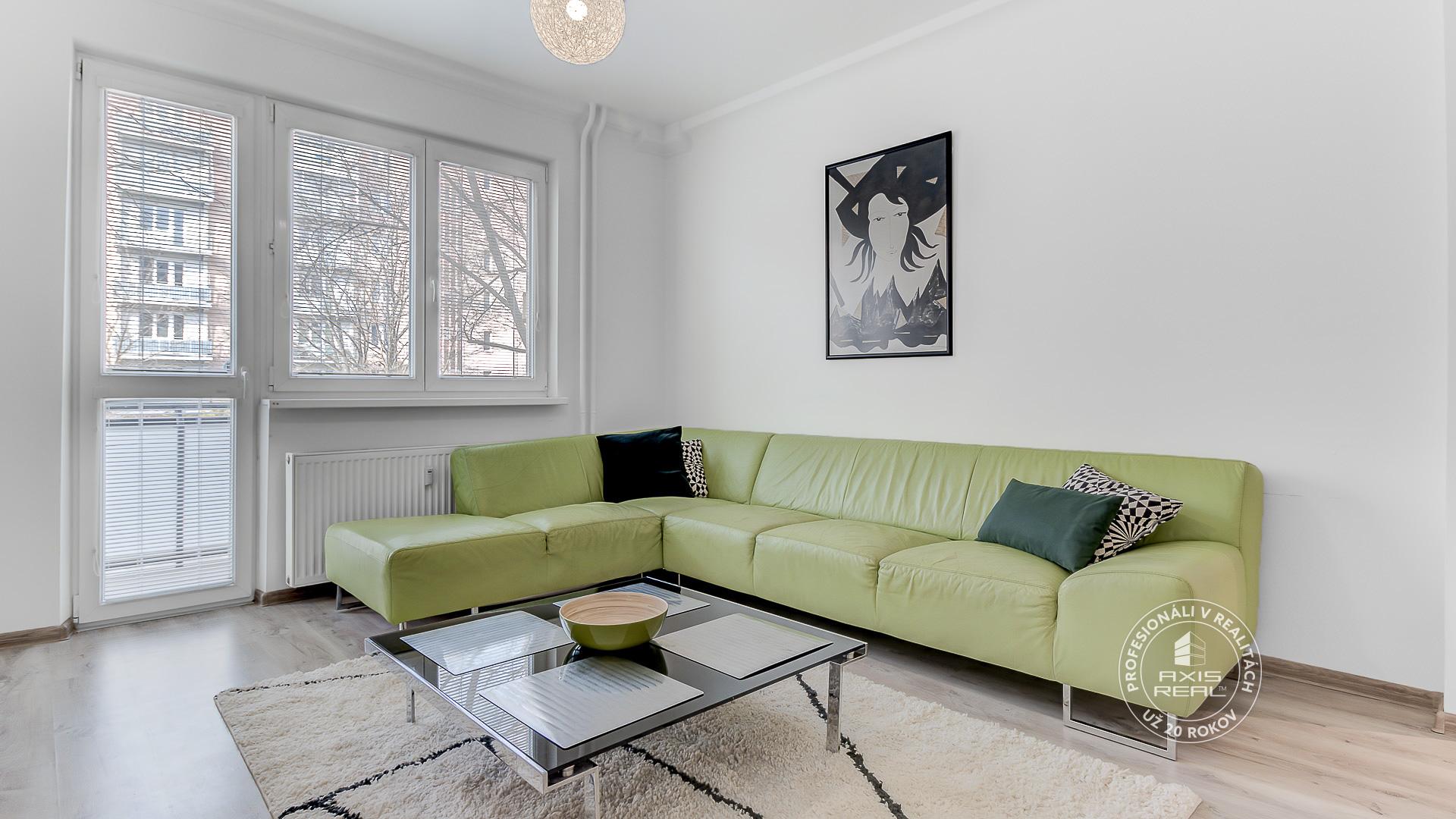   Pekný 2-izbový byt (56 m2) KOMPLETNE ZARIADENÝ s BALKÓNOM