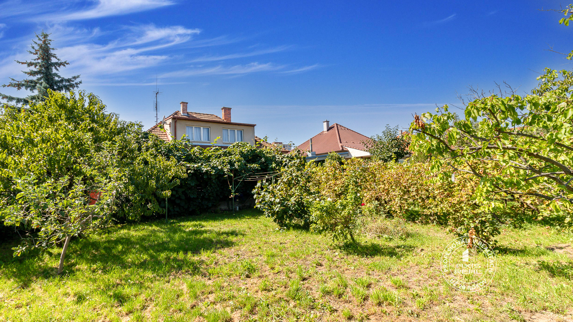  Tichá lokalita v Pezinku, veľký pozemok, RD - 2 podlažia