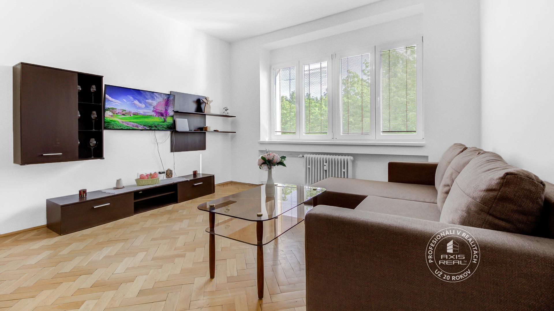   Pekný 3-izbový byt (82 m2) s BALKÓNOM a LODŽIOU