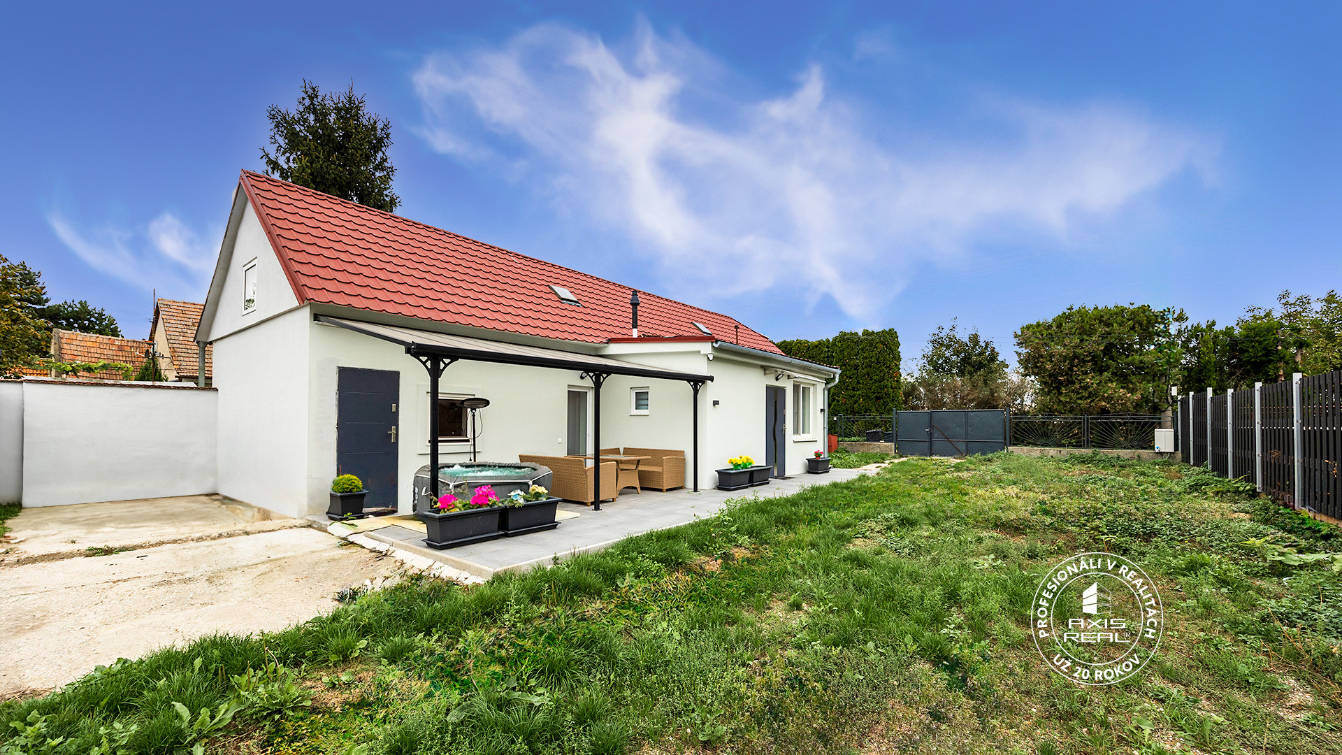  Pekný rodinný dom s veľkým pozemkom v obci Rohovce