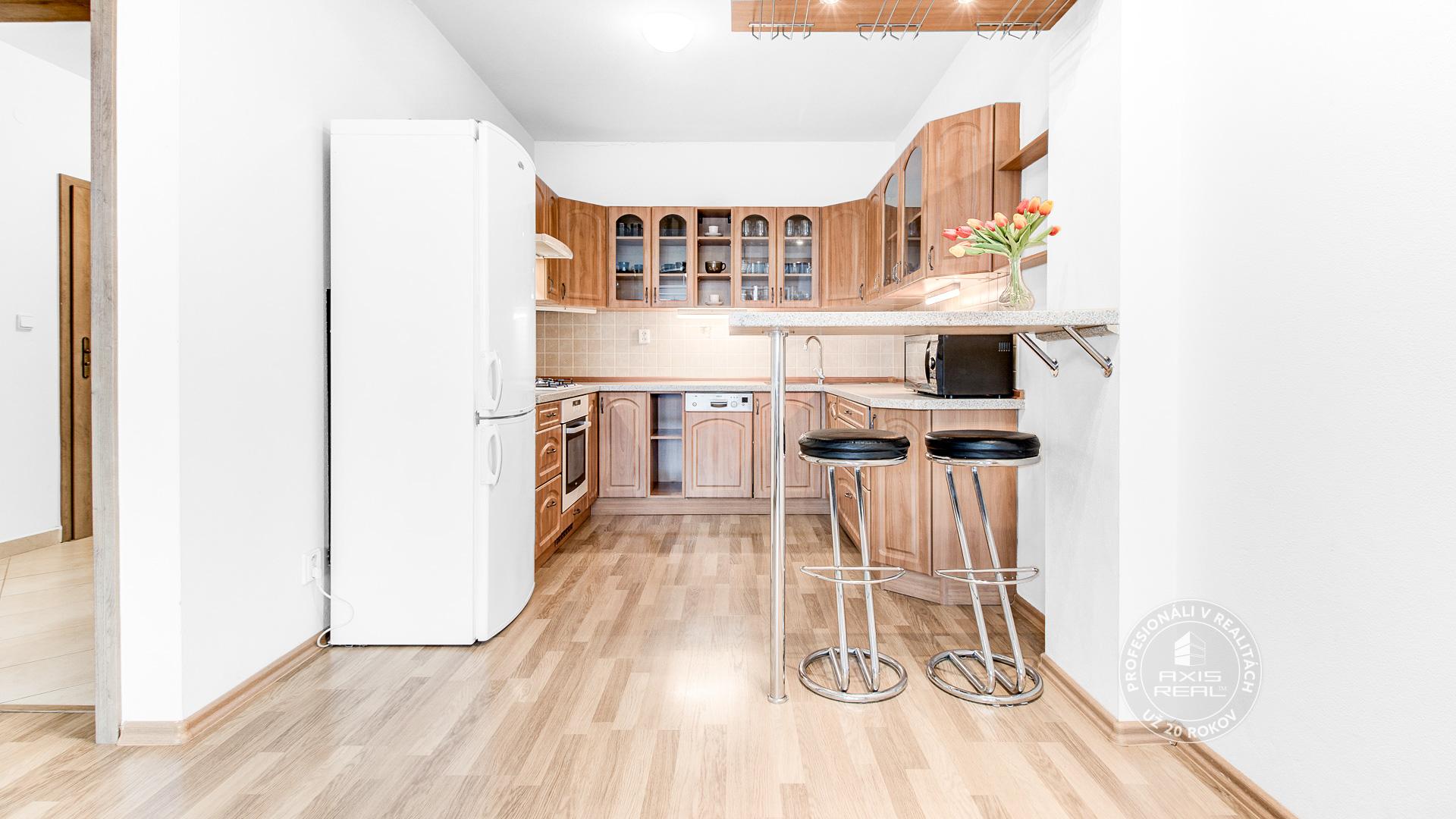  VEĽKOMETRÁŽNY 2-izbový byt, 82m2, 4m2GARÁŽ, LODŽIA, KOMORA