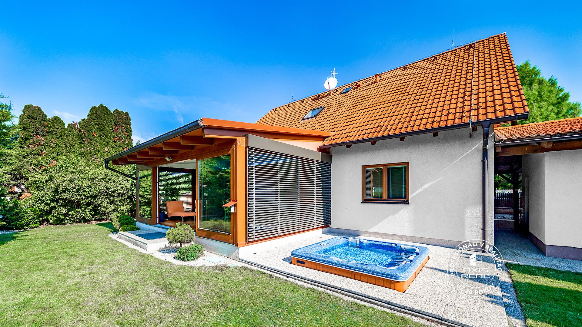  7-izbový rodinný dom s bazénom a garážou, Miloslavov-Lúčna