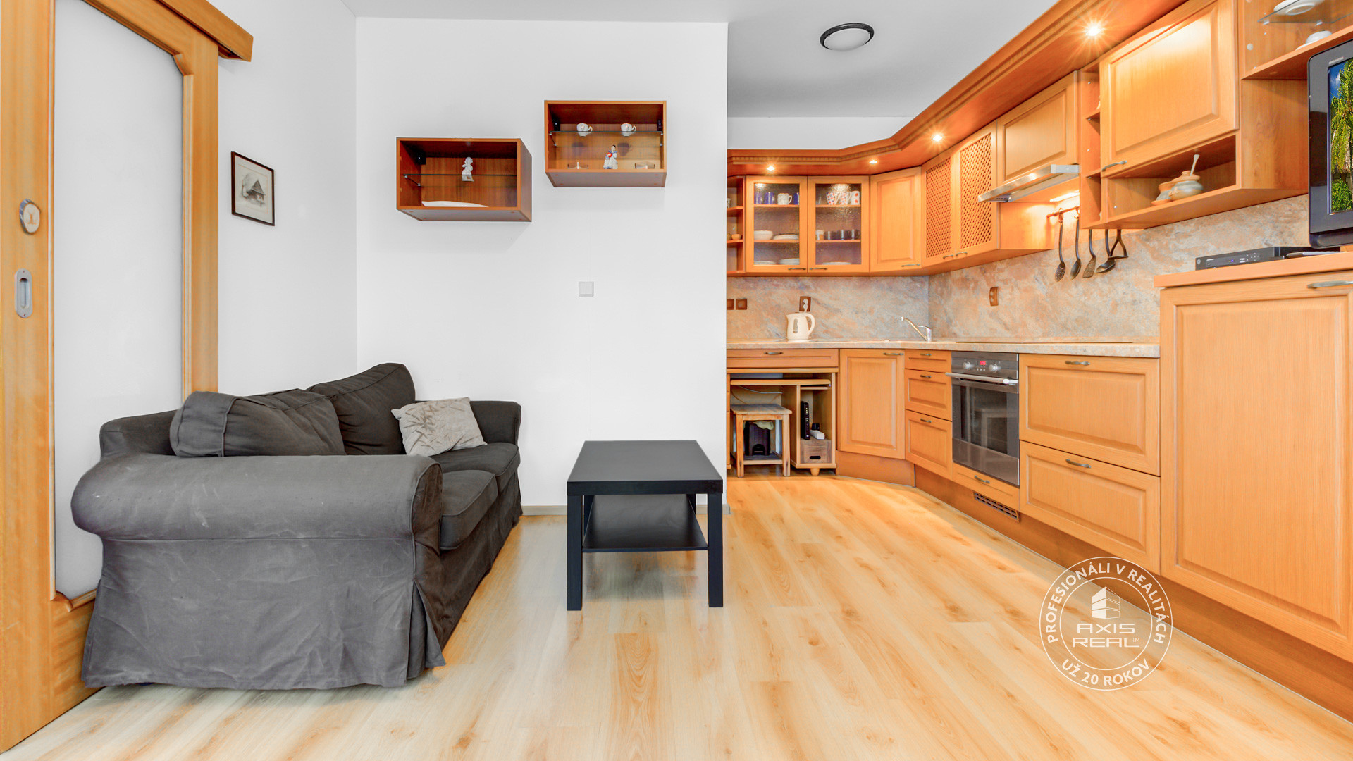  Priestranný 2-izb. byt s LODŽIOU, PARKOVANIE, OC RETRO