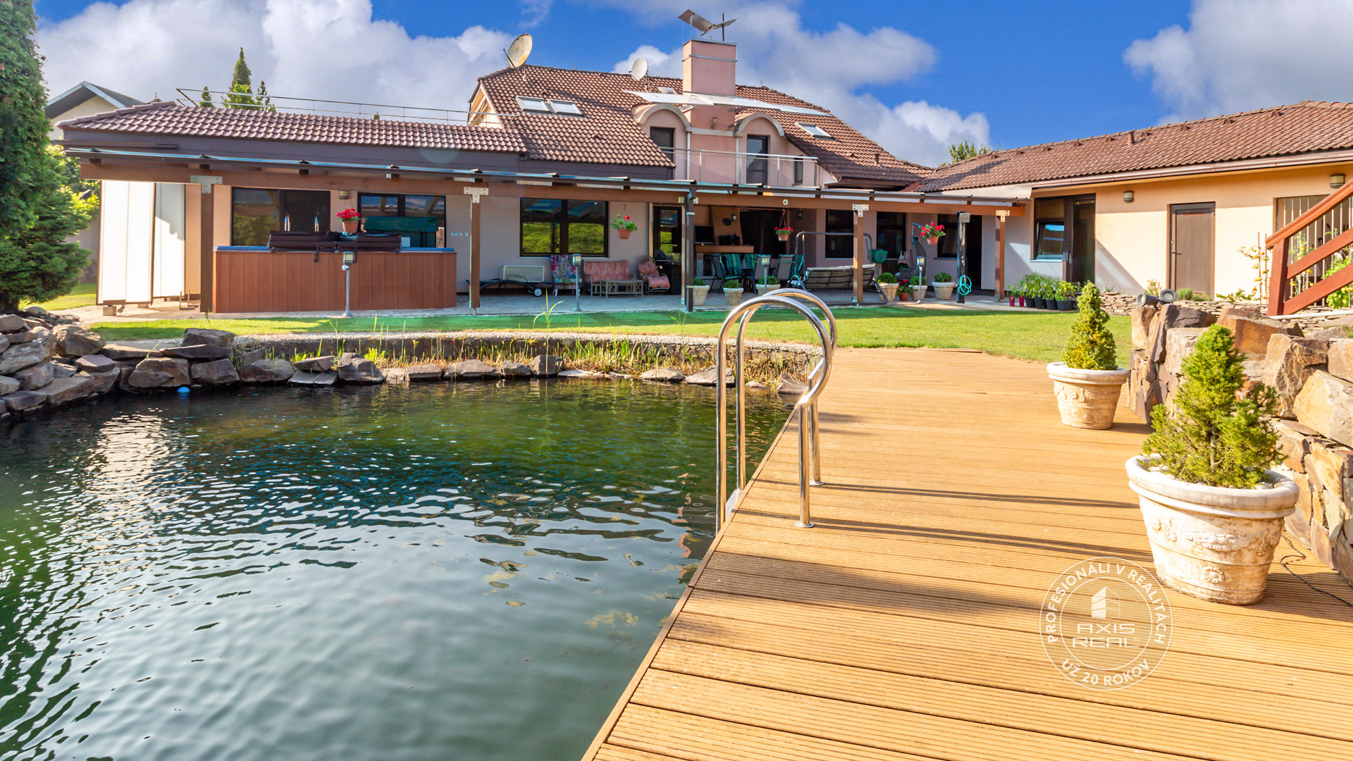  Vila s vonkajším a vnútorným bazénom, tenisovým kurtom