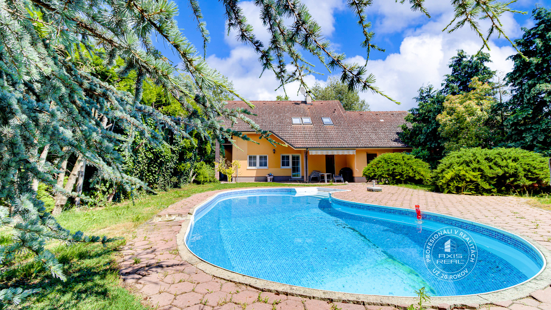   Rodinný dom s BAZÉNOM a DVOJGARÁŽOU v tichej uličke