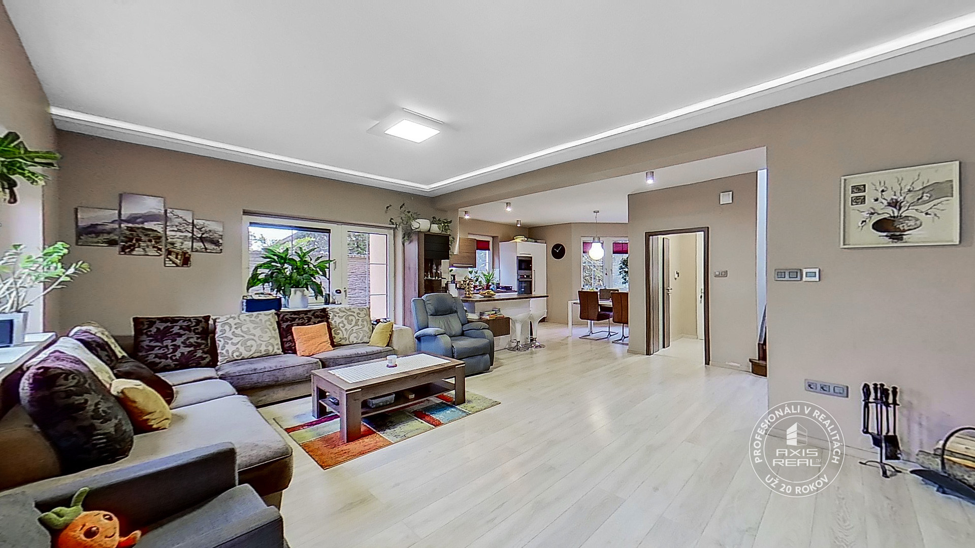   KOMPLETNE PREROBENÝ SAMOSTATNY DOM S DVOJGARÁŽOU 