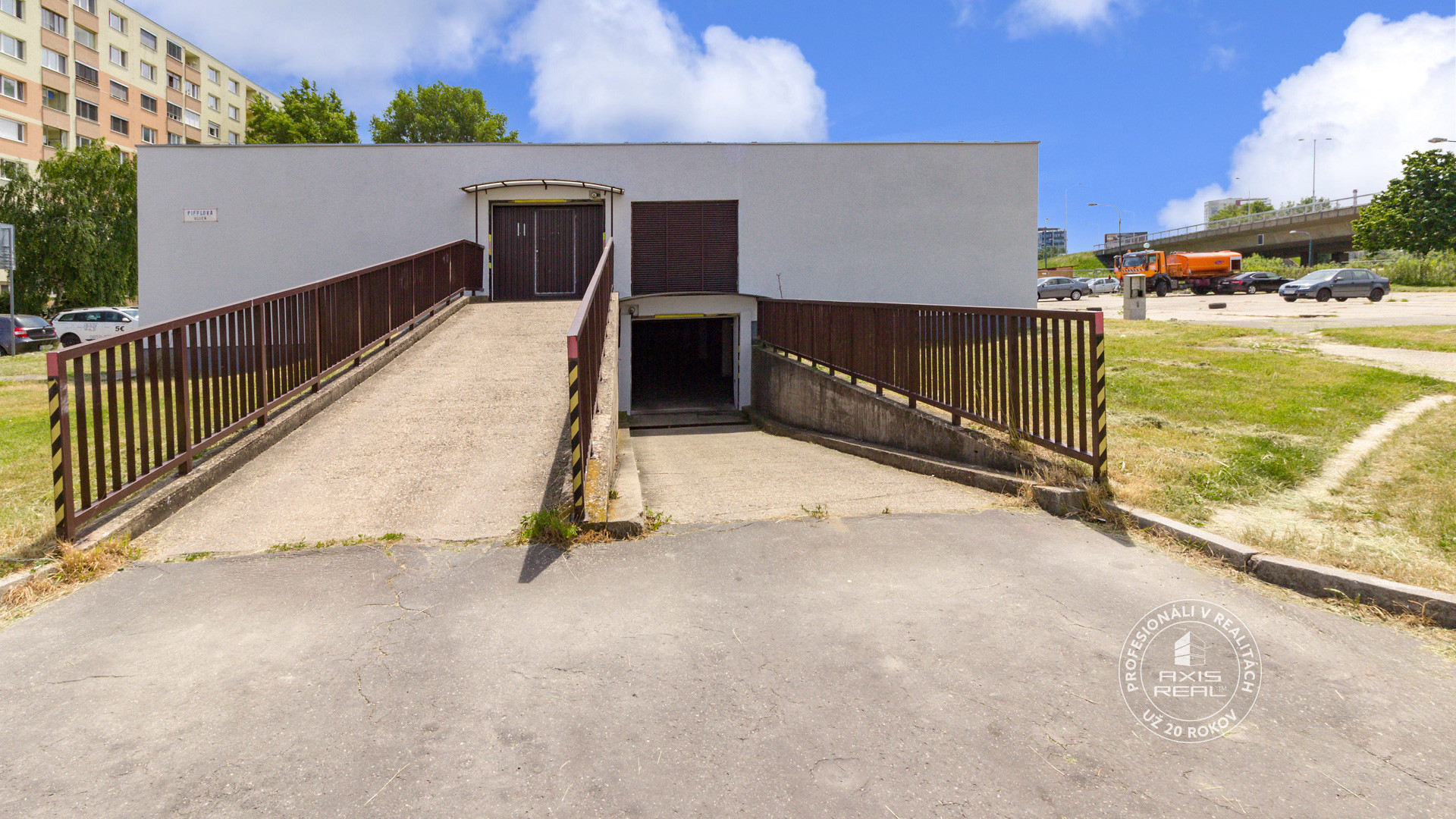   Garáž, Bratislava V. - Petržalka, Macharova ulica