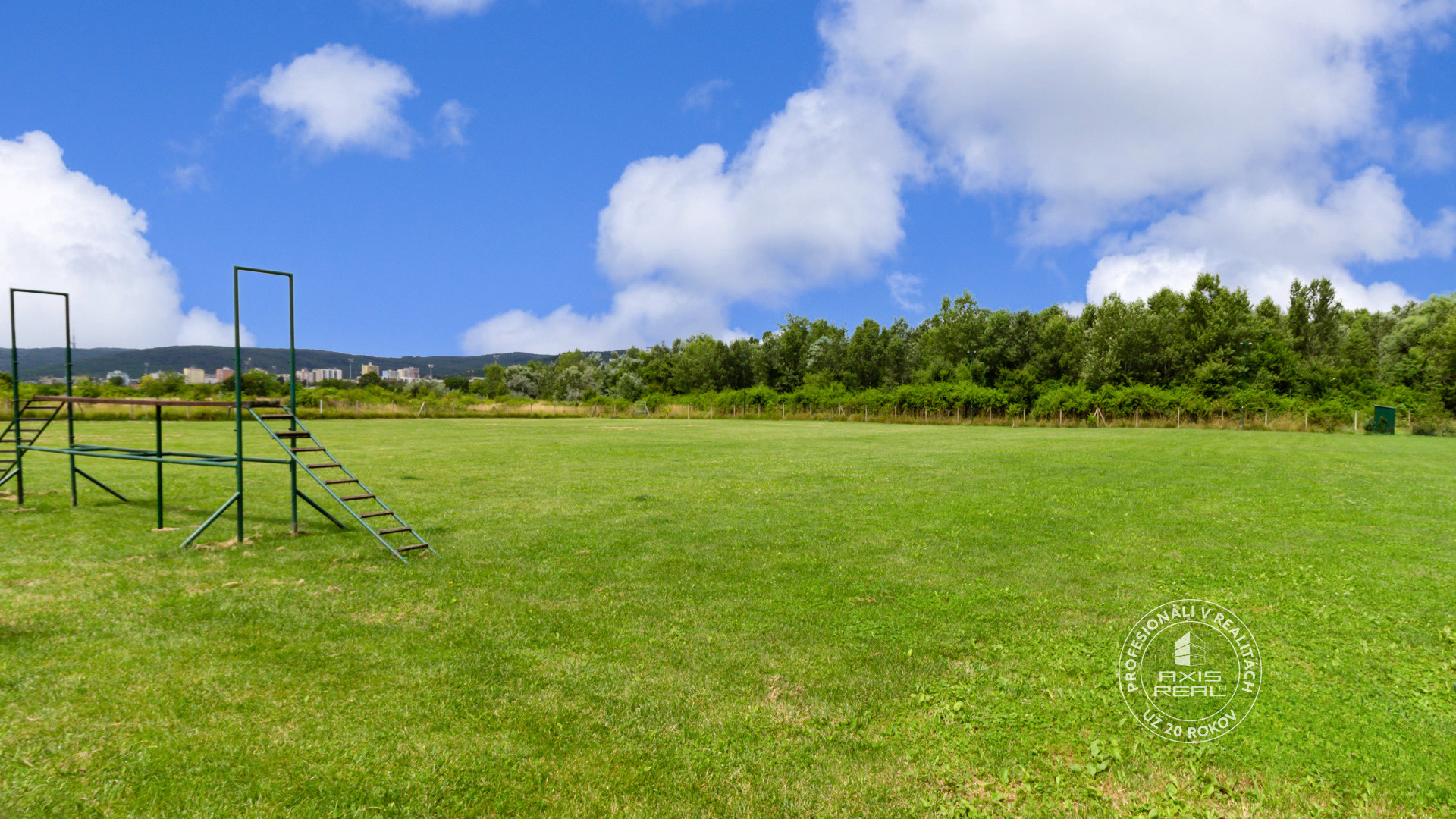  Pozemok na komerčné využitie (1110 m2), BA III, Na pántoch