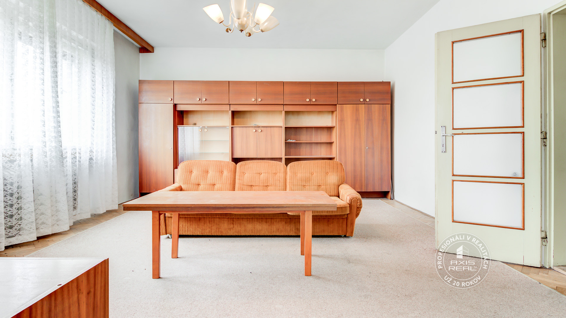 REZERVOVANÉ 3-PODLAŽNÝ DOM s 2-garážou a vinohradom v pôvodnom stave