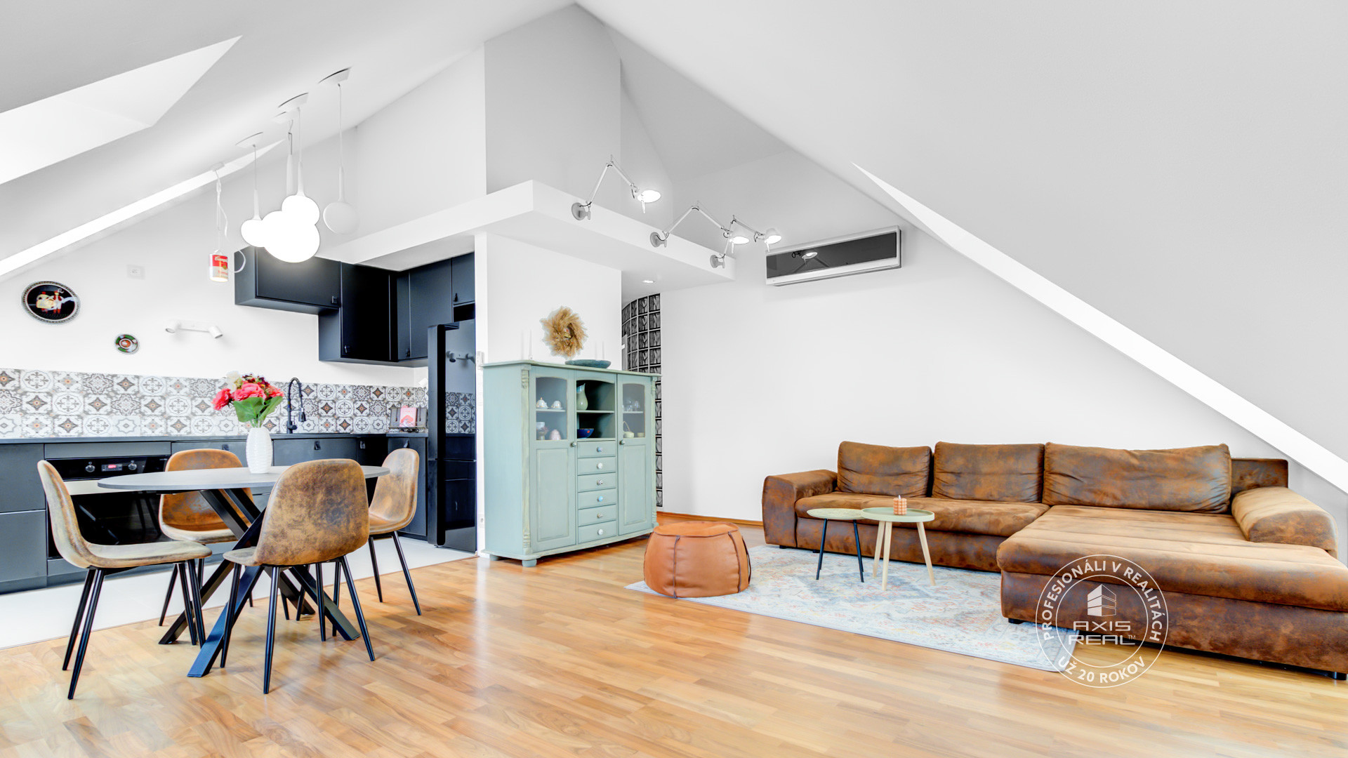  Nádherný 2-izbový podkrovný byt (79 m2) s KLIMATIZÁCIOU