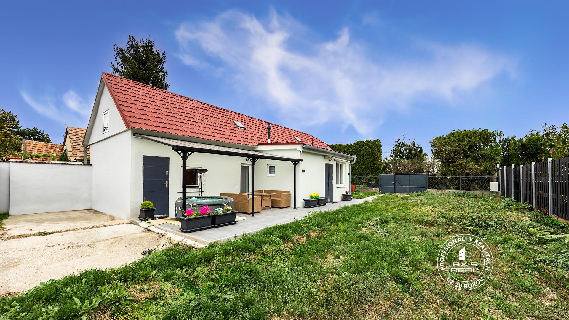  Pekný rodinný dom s veľkým pozemkom v obci Rohovce