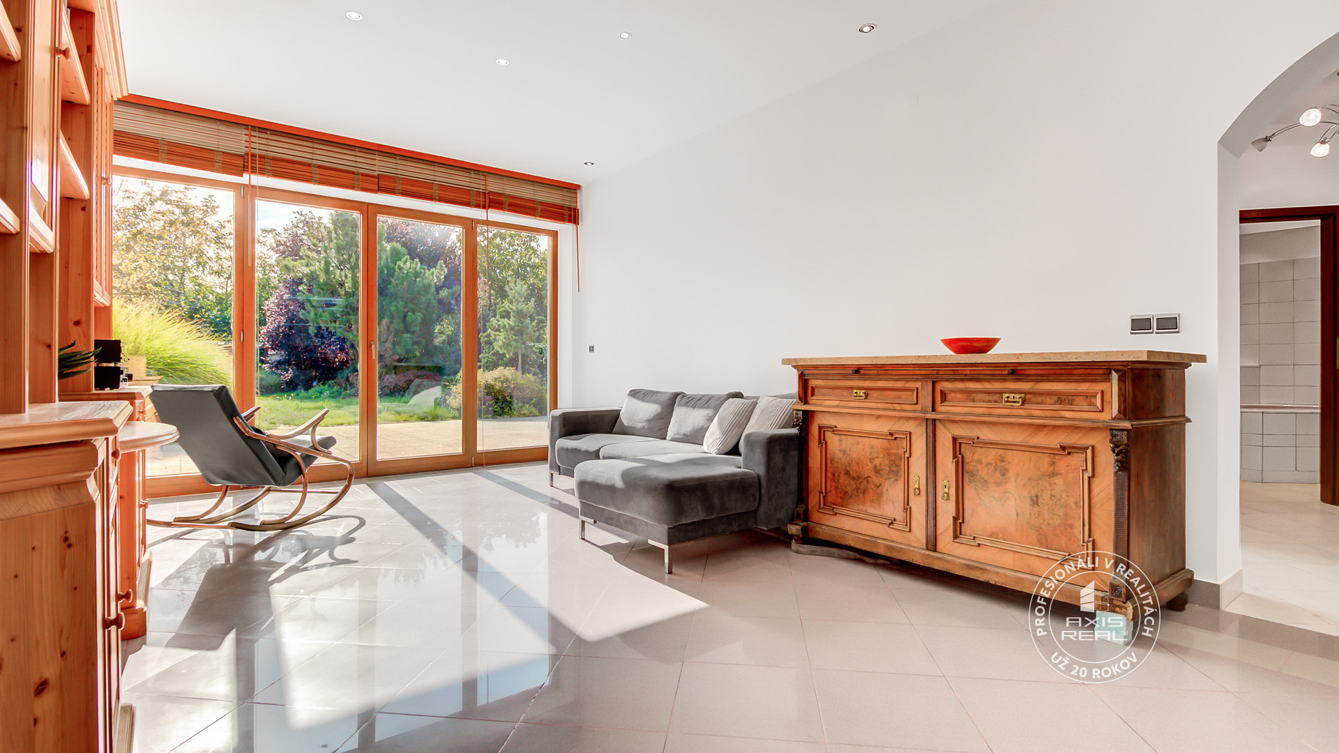  2-podlažný rodinný dom, veľká záhrada, garáž - obec Kaplna