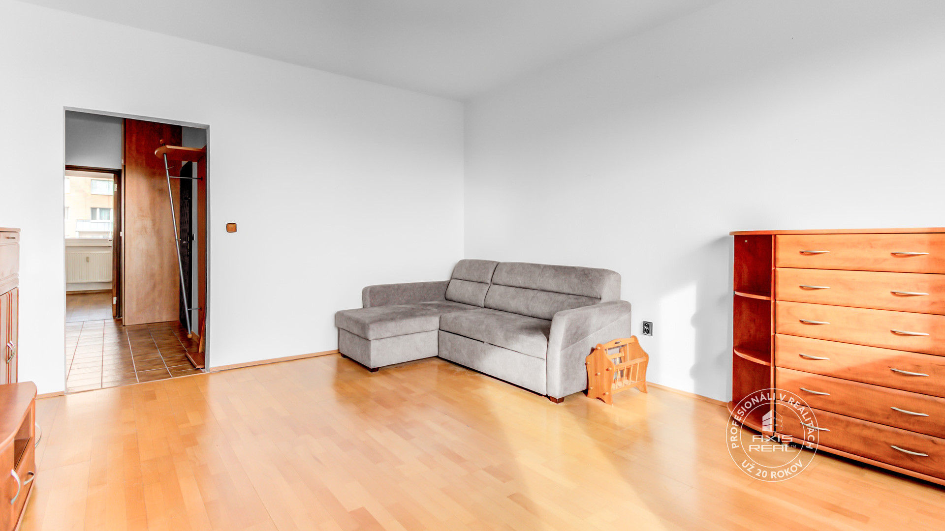  Slnečný 3-i byt s panoramatickým výhľadom, lodžia, pivnica