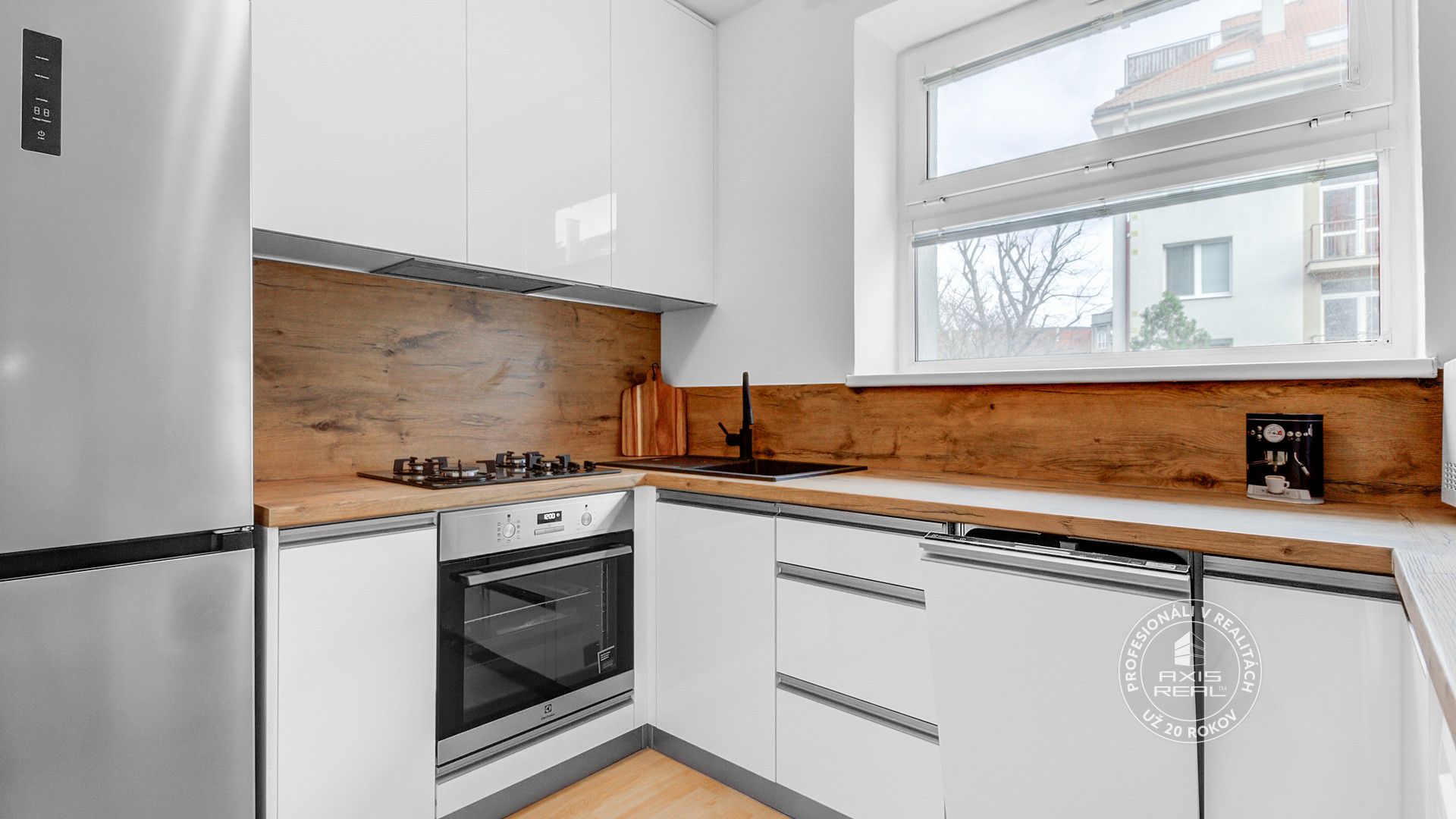 One br. apt. internet and storage included, great location Nitova St.