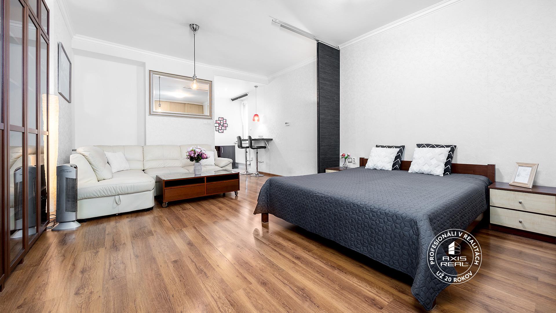  Priestranný 1-izbový byt, oddelená kuchyňa, blízko NC NIVY