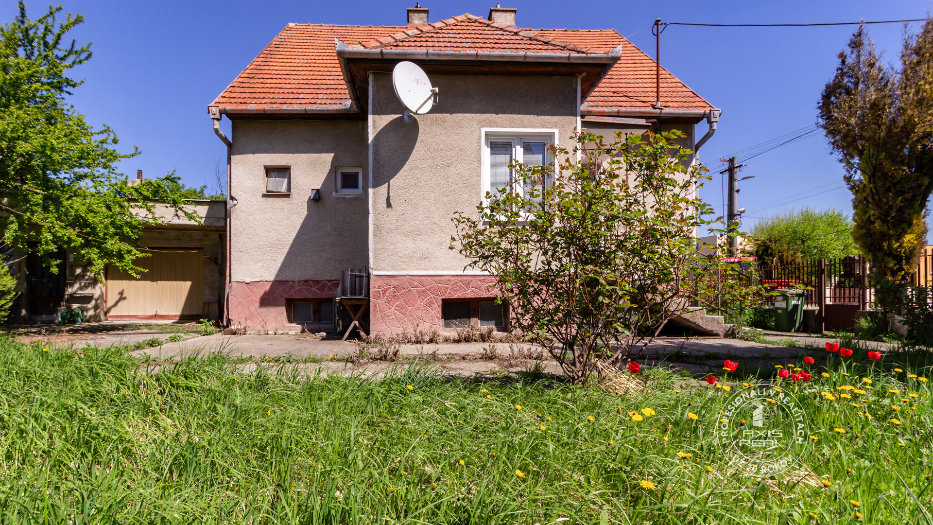  5-izbový TEHLOVÝ dom s GARÁŽOU v pôvodnom stave, Jelka