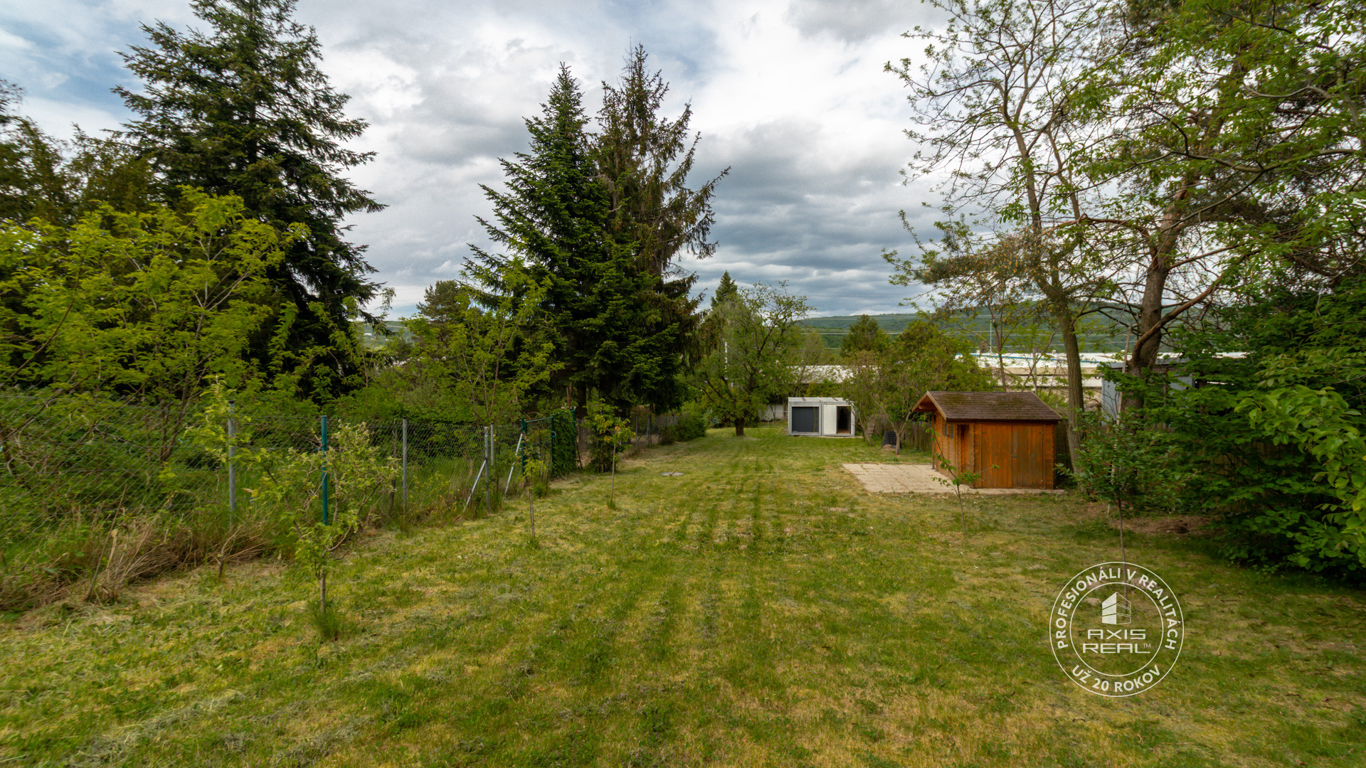  Slnečná záhrada 901 m² s chatkou, Dúbravka – Polianky