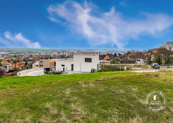  Pozemok (628 m2) so STAVEBNÝM POVOLENÍM, BA III. Rača