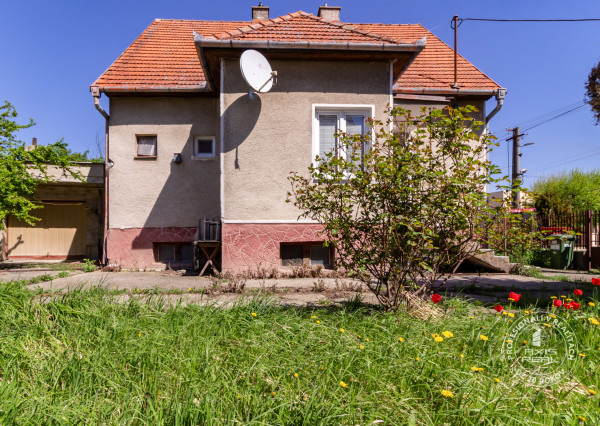  5-izbový TEHLOVÝ dom s GARÁŽOU v pôvodnom stave, Jelka