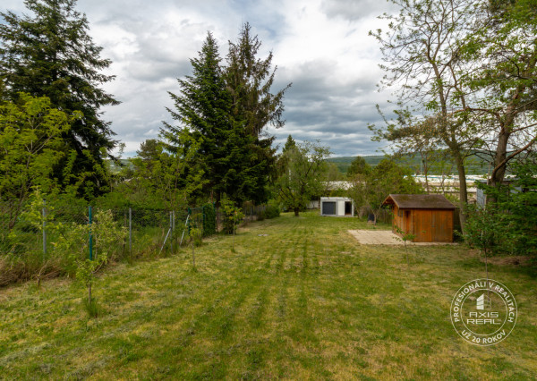  Slnečná záhrada 901 m² s chatkou, Dúbravka – Polianky