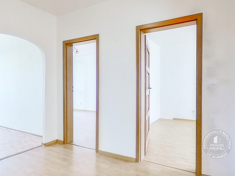  PRIESTRANNÝ 3-izbový byt na sídlisku Západ