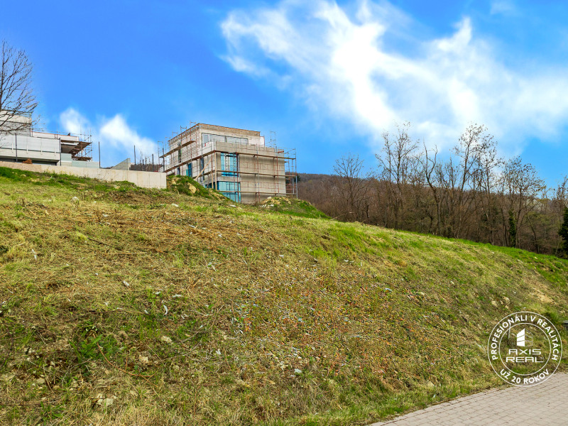 Stavebný pozemok (628 m2) s výhľadom, BA III. Rača