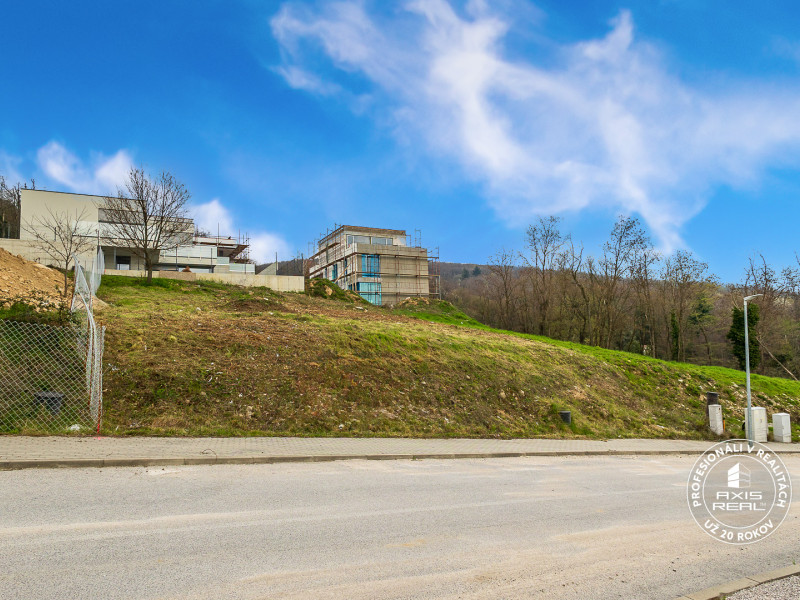 Stavebný pozemok (628 m2) s výhľadom, BA III. Rača