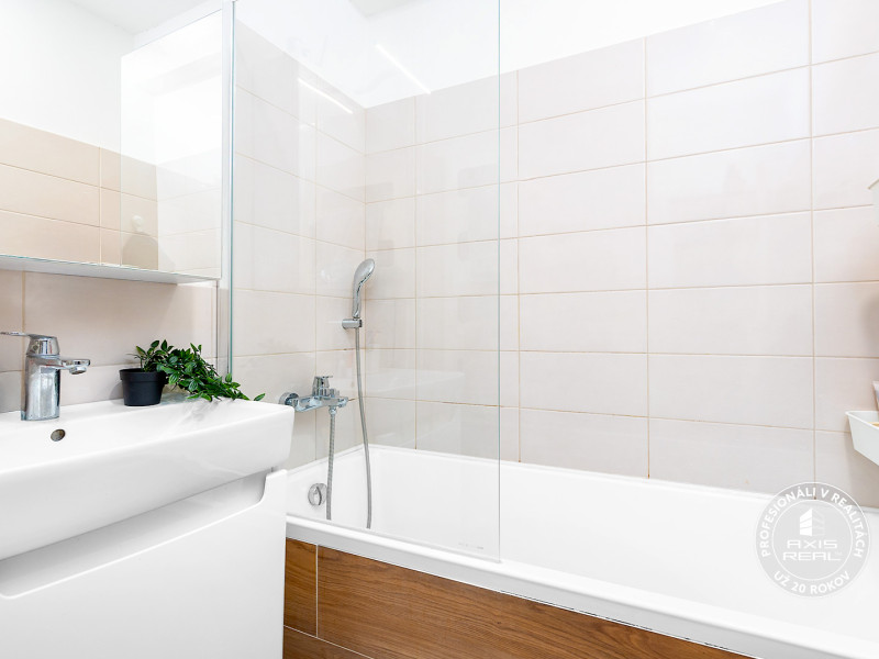  1-izbový byt s LODŽIOU, BA IV. Dúbravka, Chrobákova ul.