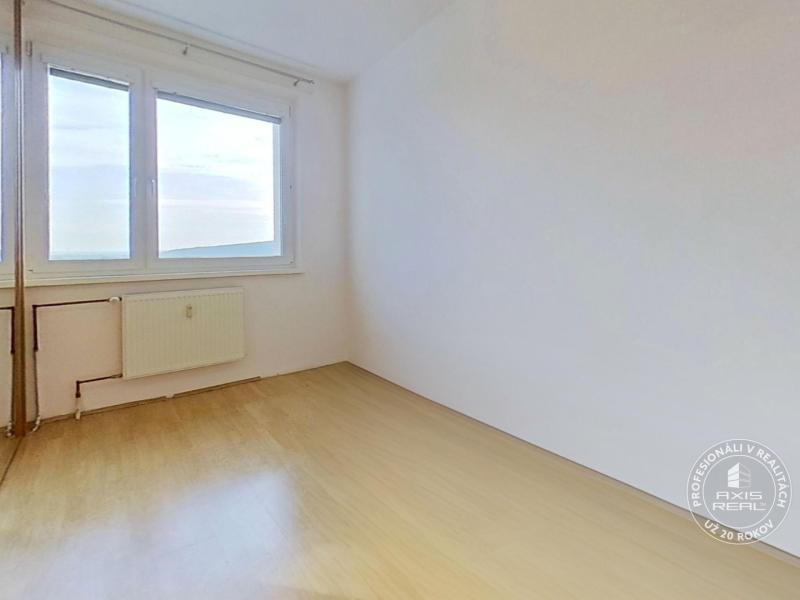 Slnečný 3-i byt s panoramatickým výhľadom, lodžia, pivnica