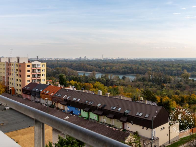 Slnečný 3-i byt s panoramatickým výhľadom, lodžia, pivnica