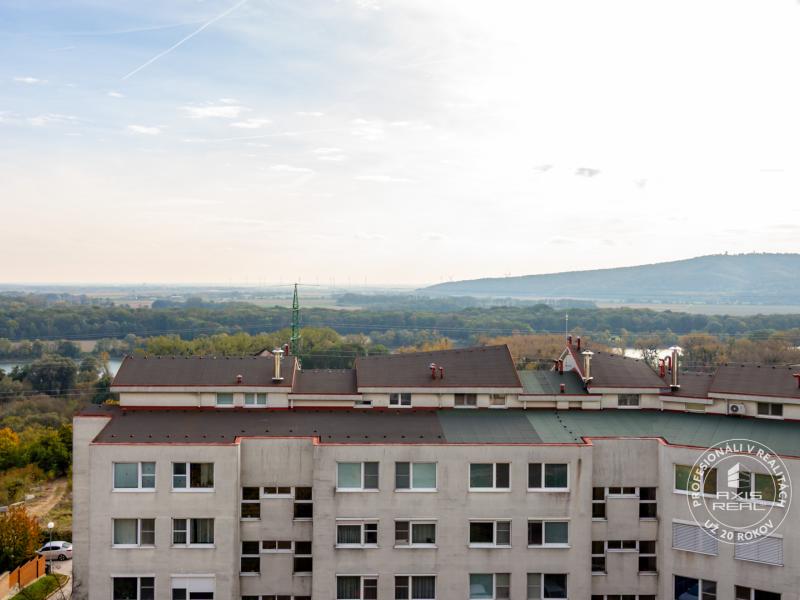 Slnečný 3-i byt s panoramatickým výhľadom, lodžia, pivnica