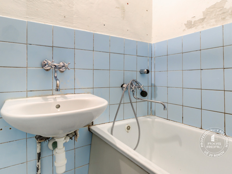  SVETLÝ 2-izbový byt v PÔVODNOM STAVE, BA II., Estónska ul.