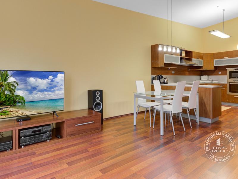  Veľký 2-izb. byt, GARÁŽ, BA Staré Mesto, Slávičie údolie