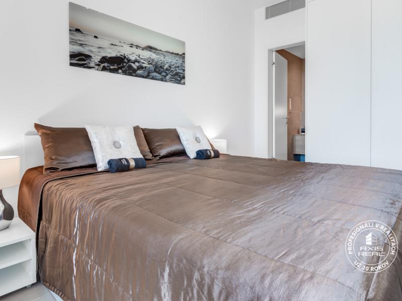  Luxusný slnečný 2-i byt, klíma, lodžia, parking, SKY PARK