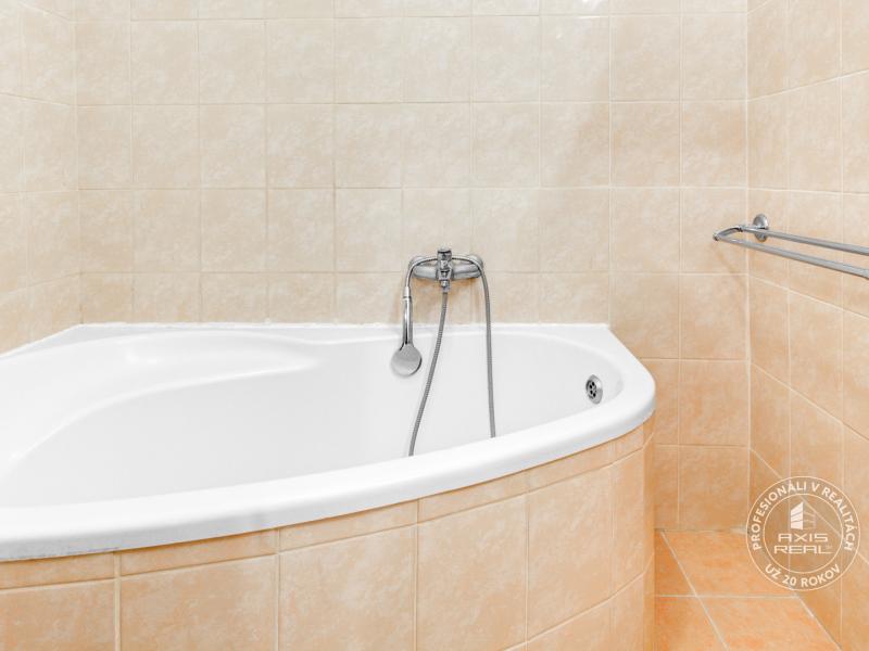  2i byt - tehla, pivnica pri byte, parking, Sv. Vincenta